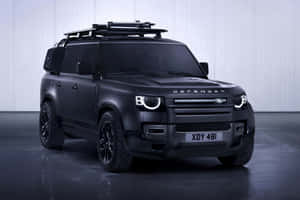 啞光黑色Land Rover Defender SUV，位於帶有反射地板和垂直面板的工作室中。 — MacBook Air 15 壁紙