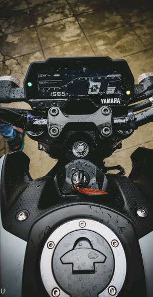 潮濕的Yamaha電單車儀表板和油箱，帶有雨滴 — 機車 壁紙