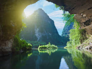 洞穴視角的河流與山脈，陽光與綠意