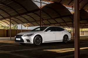 白色Lexus房車停泊在金屬屋頂下，夕陽的光線投下長長的影子。 — MacBook Pro 壁紙