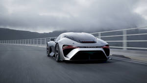 銀色Lexus跑車在陰天下於山路上高速行駛。