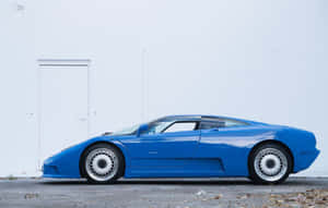 一架藍色Bugatti EB110跑車停泊在白色牆壁前。 — Steam Deck 壁紙