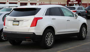 白色Cadillac XT5 SUV停泊喺商業停車場。 — Pro Display XDR 壁紙