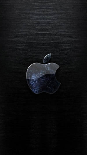 光面Apple標誌內部有閃光，拉絲黑色金屬背景