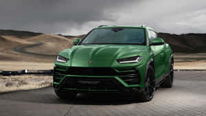 綠色林寶堅尼 Urus Performante 停在暴風雲下的沙漠觀景點。 — 蘭博基尼 壁紙