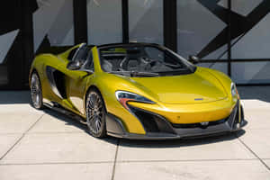 一輛黃色McLaren跑車停放在現代建築附近的戶外。 — Surface Pro 壁紙