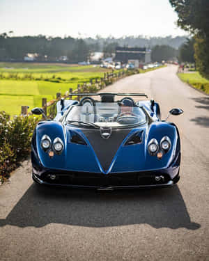 藍色Pagani Huayra跑車停泊在鄉村道路上，周圍是綠色田野。 — 4:5 壁紙
