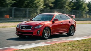 紅色 Infiniti 轎車在賽道上疾馳，帶有動態模糊效果。