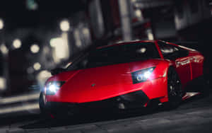 紅色林寶堅尼在雨夜的城市街道上疾馳，車頭燈閃爍。 — Steam Deck 壁紙