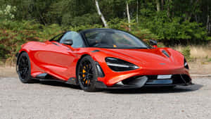 紅色McLaren 720S Spider停在森林附近的碎石上。 — 4K 法拉利 壁紙
