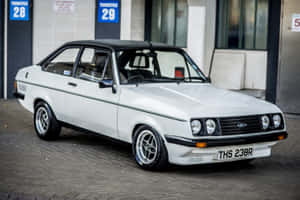 白色福特 Escort RS1600 經典汽車停在車庫入口。 — 老福特貨車 壁紙