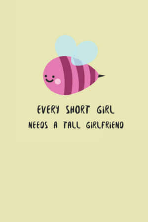 一隻粉紅色卡通蜜蜂，帶有藍色翅膀，在短語 every short girl needs a tall girlfriend 上方微笑。