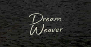 深色漣漪水紋理上嘅草書文字 Dream Weaver — 凌志標誌 GIF 壁紙