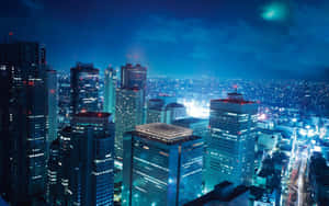 夜間城市景觀，摩天大樓和街道燈火輝煌。