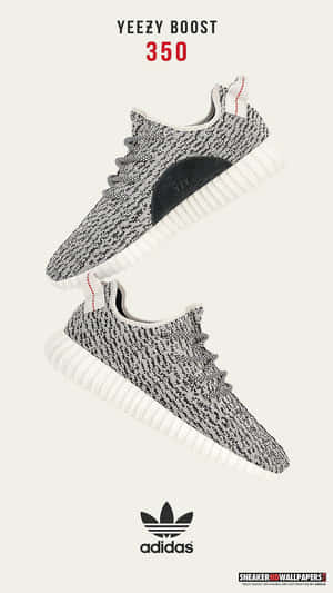 灰色針織白色鞋底的Yeezy Boost 350運動鞋漂浮在米白色背景上。