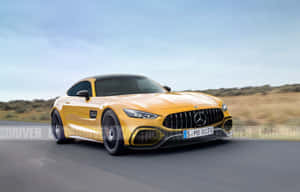 黃色 Mercedes-AMG GT R 在日落時分於沙漠道路上飛馳。 — Steam Deck 壁紙