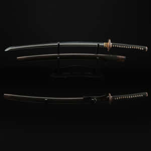 一把日本武士刀和刀鞘在黑色背景的支架上展示。 — 低對比度 壁紙