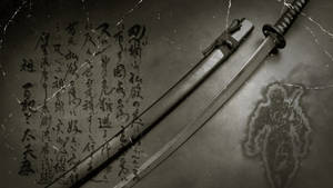 龜裂背景上帶有日本文字和武士鬼魂的武士刀和刀鞘。