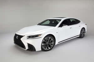 白色Lexus房車配黑色飾邊，在攝影棚燈光下 — MacBook Air 13 壁紙
