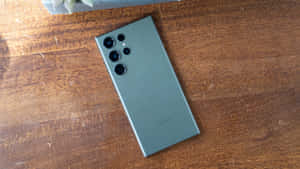 木桌上鼠尾草綠色Samsung手機俯視圖 — Samsung S23 Ultra 壁紙
