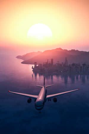 飛機在日落時分飛越沿海城市，有山脈和海洋 — 天空景觀 壁紙