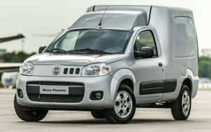 銀色 Fiat Novo Fiorino 商用客貨車停泊在鋪砌場地上。 — Steam Deck 壁紙