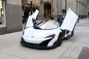 白色McLaren跑車，鷗翼車門打開，停泊在城市行人路上。 — MacBook Air M4 壁紙