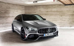 啞光灰色 Mercedes-AMG CLA 45 S 在一個帶有木樑的混凝土車庫中。 — Steam Deck OLED 壁紙