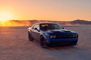 日落時鹽灘上的藍色 Dodge Challenger SRT Hellcat。 — MacBook Air 13 壁紙
