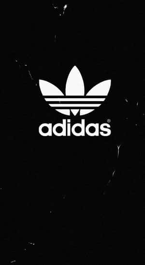 白色Adidas標誌在黑色刮痕背景上