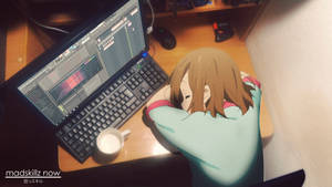 動漫女孩在桌上睡覺，旁邊有筆記本電腦和咖啡杯。