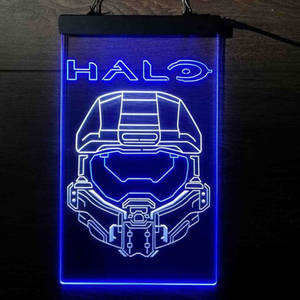 安裝在木牆上的藍色霓虹燈Halo Master Chief頭盔標誌。