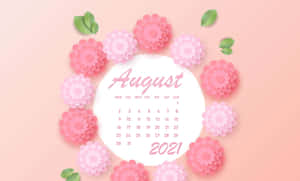 2021年8月月曆，以粉紅色紙花和綠葉點綴在柔和粉紅背景上。