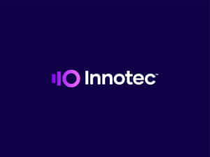 深藍色背景上帶有紫色圖標和白色文字的Innotec標誌 — 極簡美學 壁紙