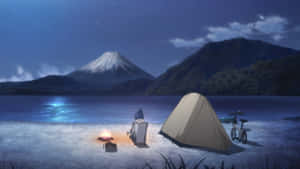 一個人在星空下的富士山和湖邊露營。