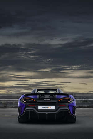 暮色中賽道上的紫色McLaren 600LT跑車。 — iPhone Duo 壁紙