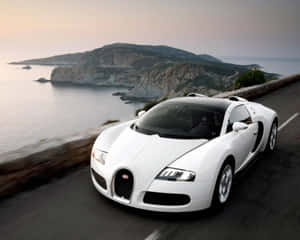 白色Bugatti Veyron在日落時分於海岸道路飛馳。 — 布加迪 壁紙