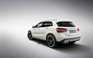 白色Mercedes-Benz GLA-Class SUV在工作室中，配備黑色車輪和簡潔線條。 — Steam Deck 壁紙