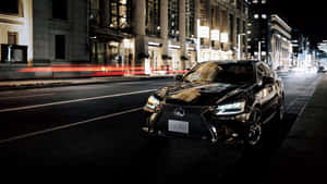 黑色Lexus GS350在夜晚行駛於繁忙的城市，帶有光跡。 — 5120x2880 壁紙