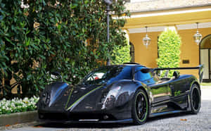 黑色Pagani Zonda跑車停在帶有綠植的黃色別墅前。 — Steam Deck OLED 壁紙