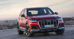 紅色Audi Q7 SUV停泊在日落時分的城市觀景點。 — Audi R8 GIF 壁紙