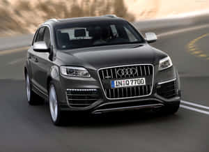 日落時分，深灰色奧迪Q7 SUV在蜿蜒的道路上疾馳。 — Audi R8 GIF 壁紙