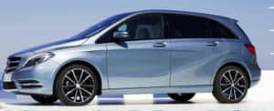 銀色 Mercedes-Benz B-Class 旅行車在攝影棚環境中 — 超寬螢幕 壁紙