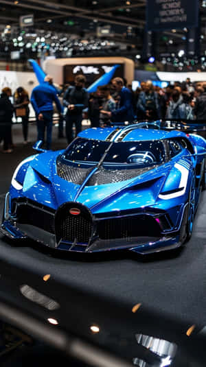 閃亮的藍色 Bugatti 超級跑車在車展上展出，周圍有人群。 — 布加迪 壁紙