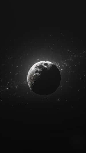 一個詳細的月亮，帶有隕石坑和光環，背景是佈滿星星的黑色天空。 — iPhone 7 壁紙