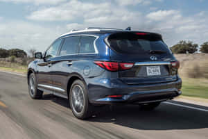 藍色 Infiniti SUV 在陽光明媚的高速公路上行駛，帶有動態模糊效果。 — Surface Pro 壁紙