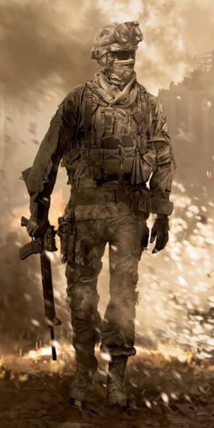 一名全副武裝的士兵走過塵土飛揚的戰區。
