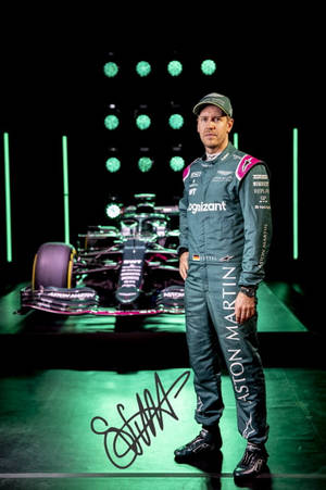 穿著Aston Martin裝備的F1車手在綠色燈光下與賽車合影。