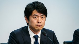 穿西裝打領帶的男子在記者會上發言