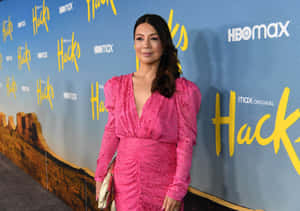 女性在Hacks HBO Max活動中穿著粉紅色蕾絲裙，背景是沙漠峽谷。 — 尚氣 壁紙